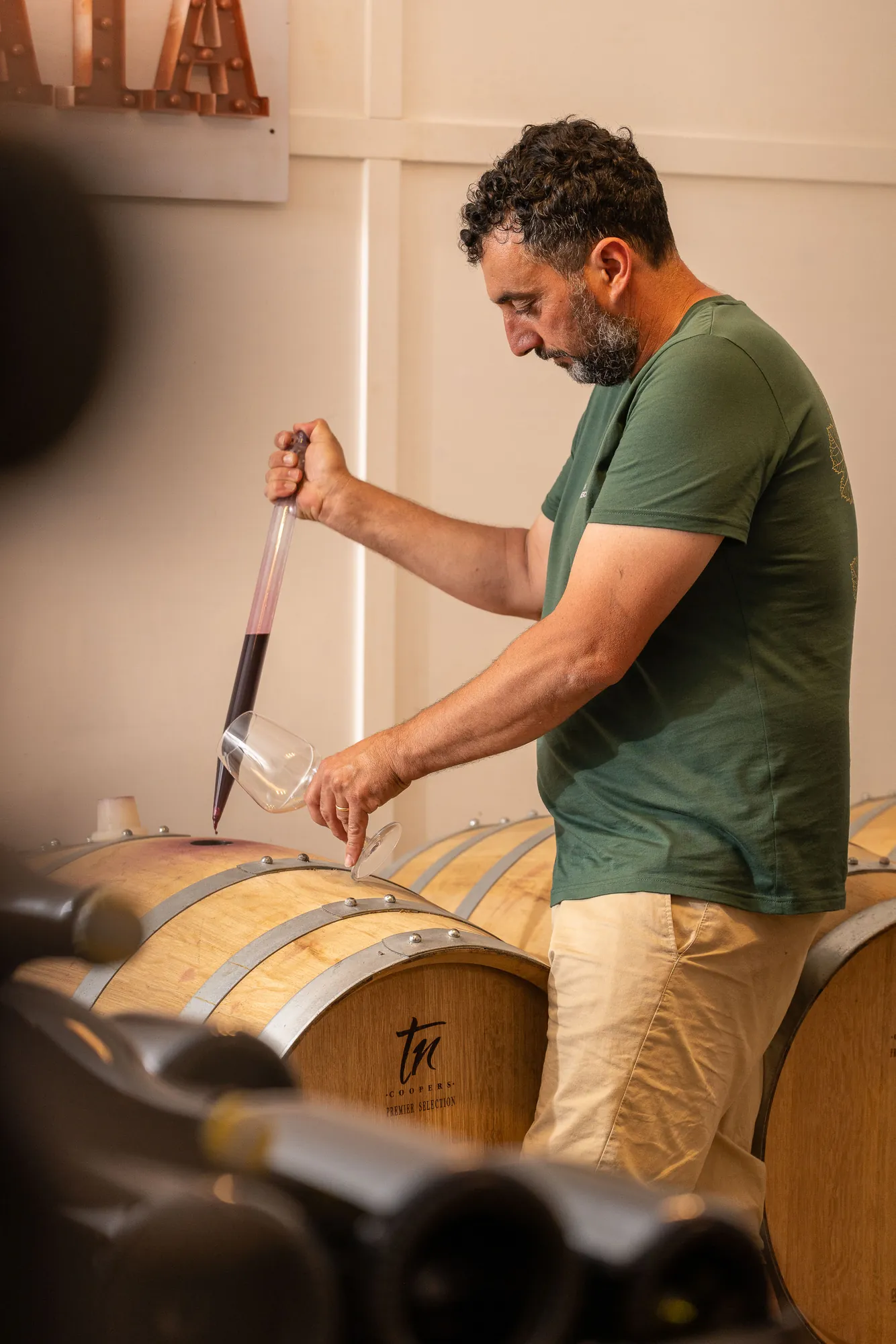 Il vino prelevato dalla botte in cantina