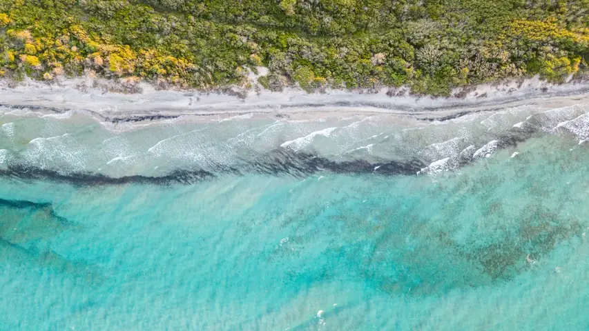 La costa e il mare turchese di Frassanito visti dall'alto